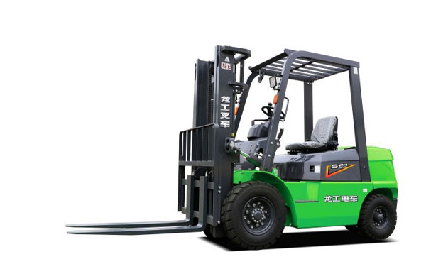  <a href='http://www.gslonking.com/case/' target='_blank' title='庆阳龙工叉车' ><strong>庆阳龙工叉车</strong></a>全方位操作与维护指南：优化效率与延长使用寿命  在现代化的物流和仓储行业中，叉车作为重要的物料搬运设备，承担着不可或缺的角色。龙工叉车以其卓越的性能和稳定的质量，受到了广泛欢迎。本文章将深入探讨龙工叉车的操作与维护全攻略，帮助您提高工作效率，延长设备使用寿命。   一、龙工叉车的基本构造  在深入操作与维护之前，了解龙工叉车的基本构造至关重要。叉车主要由以下几个部分组成：  1. 底盘：是叉车的基础，支撑其整个结构，承受重物的压力。  2. 动力系统：大多数龙工叉车采用柴油、液化气或电池驱动，动力系统的选择直接影响叉车的使用场景和效能。  3. 升降系统：负责叉车的上下升降动作，采用液压系统，确保负载的稳定性和安全性。  4. 操控系统：包括方向盘、控制杆、踏板等，操控系统的灵敏度与人机工程学设计直接影响操作的舒适度和安全性。  5. 安全装置：如防倾斜装置、警报器和安全带等，以确保操作人员和货物的安全。   二、龙工叉车的操作指南  使用龙工叉车时，操作人员需遵循一系列的操作步骤，以确保高效和安全的搬运过程。   1. 操作前的准备  - 检查叉车状态：在操作前，请检查叉车的机油、液压油和冷却液的水平，确保动力系统正常运转。  - 检查轮胎：确保轮胎气压正常，避免因轮胎问题导致的安全隐患。  - 仔细检查安全装置：确保所有安全装置正常工作，包括安全带和防倾斜装置。   2. 启动操作  - 安全检查：在启动叉车之前，再次核实周围无障碍物，确保行驶道路畅通。  - 启动发动机：依照说明书的步骤启动发动机，注意听是否有异常声响。  - 温暖机器：在正式操作前，让叉车预热几分钟，以保证各部件充分润滑。   3. 操作过程中的注意事项  - 负载管理：不同型号的龙工叉车有不同的承重限制，务必遵循相关规定，避免超载。  - 驾驶技巧：保持稳定的驾驶速度，尤其是在转弯时，应减速行驶，确保平稳。  - 货物搬运：将货物提升至适当高度，尽量靠近叉车正下方搬运，防止重心偏移导致叉车倾斜。   4. 停车和关闭叉车  - 规范停车：在停车时，应将叉车停放在平地上，并将货叉降低至地面，确保叉车稳定。  - 启用手刹：使用手刹固定叉车位置，以避免意外滑动。  - 关闭叉车：最后，按照操作手册的步骤关闭发动机，并进行必要的安全检查。   三、龙工叉车的定期维护与保养  恰当的维护与保养是延长龙工叉车使用寿命的关键。以下是叉车维护的详细指南。   1. 日常维护  - 清洁叉车：每日操作结束后，应对叉车进行清洁，特别是液压系统和轮胎部分。  - 润滑保养：定期对活动关节、轴承和链条等进行润滑，确保机械部件的灵活性与稳定性。  - 检查液体水平：每周检查机油、液压油和冷却液的水平，如果发现缺少应及时添加。   2. 定期保养  - 更换机油：根据使用频率，建议每500小时或每个月更换机油和机油滤清器。  - 检查电池：对于电动叉车，定期检查电池的电量和接头的连接状态，确保充电系统正常。  - 刹车系统：定期检查刹车片的磨损情况，如发现过度磨损，及时更换。   3. 年度检修  - 全面检验：每年至少进行一次全面检修，包括对整个叉车的电气系统、液压系统和动力系统进行检查。  - 专业人员检查：建议找专业的维修人员进行检修，确保叉车的每一个部件都在最佳状态。   四、提升叉车操作效率的小技巧  为了在使用龙工叉车的过程中进一步提高工作效率，以下小技巧可以帮助您更好地管理工作流程。   1. 优化工作流程  - 合理安排工作时间：根据工作量合理安排叉车的使用时间，减少不必要的等待和闲置，提高工作效率。  - 使用合适的叉车：根据不同工作场合选择合适的叉车类型，如庆阳电动叉车适合室内操作，而庆阳内燃叉车适合户外重载工作。   2. 培训操作人员  - 定期培训：对操作人员进行定期的专业培训，提高他们的操作技能和安全意识，避免因操作不当导致的事故。  - 分享经验：鼓励操作员之间分享工作经验，提升团队整体的作业效率。   3. 维护工作环境  - 保持工作区域清洁：保持作业区域的整洁与规整，确保叉车操作的顺畅，不易造成事故。  - 设置交通标识：根据业务需求设置清晰的交通标识和警示牌，提高场内的安全性。   总结  庆阳龙工叉车凭借其划算的性价比和卓越的性能，已成为许多企业物料搬运的首选设备。然而，合理的操作和维护是实现叉车高效运作的基础。通过掌握本文的操作与维护全攻略，您不仅能够提高工作效率，还可以大幅度延长叉车的使用寿命。希望每位叉车操作员能在安全的环境中，充分发挥庆阳叉车的优势，实现最佳的作业效果。